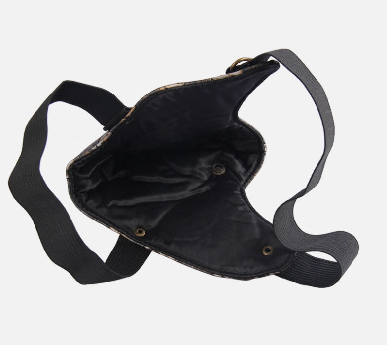 Ansiktsmask i konstläder med döskallemönster – bronsdetaljer