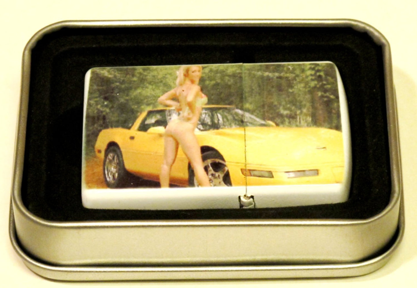 Bensa kevyempi auto ja tyttö