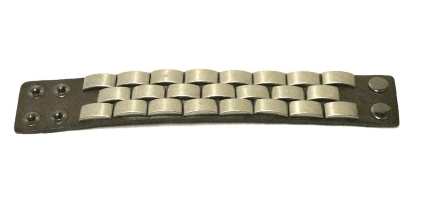 Ruskea nahkaranneke niiteillä