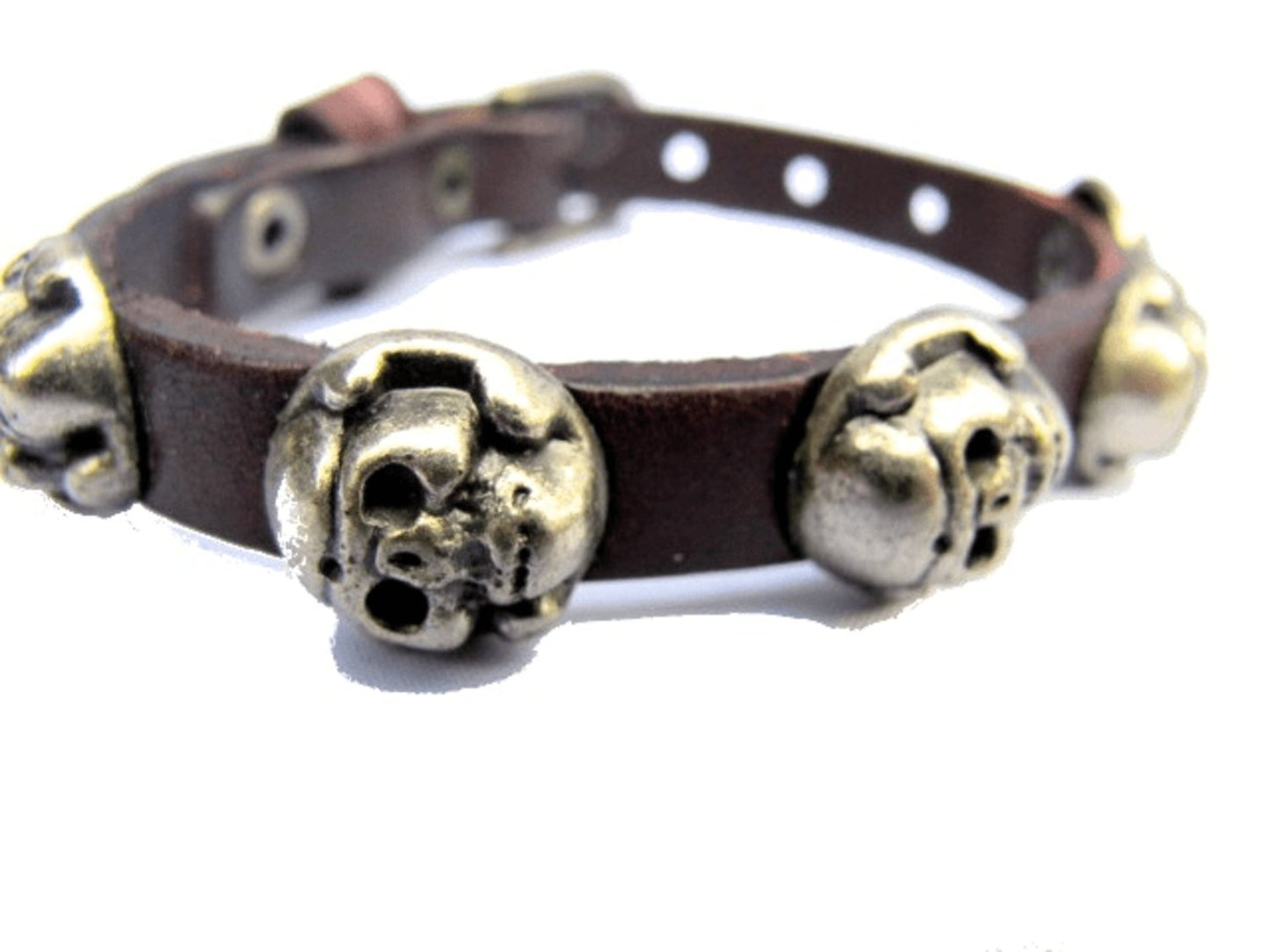 Ruskea nahkaranneke figuureilla