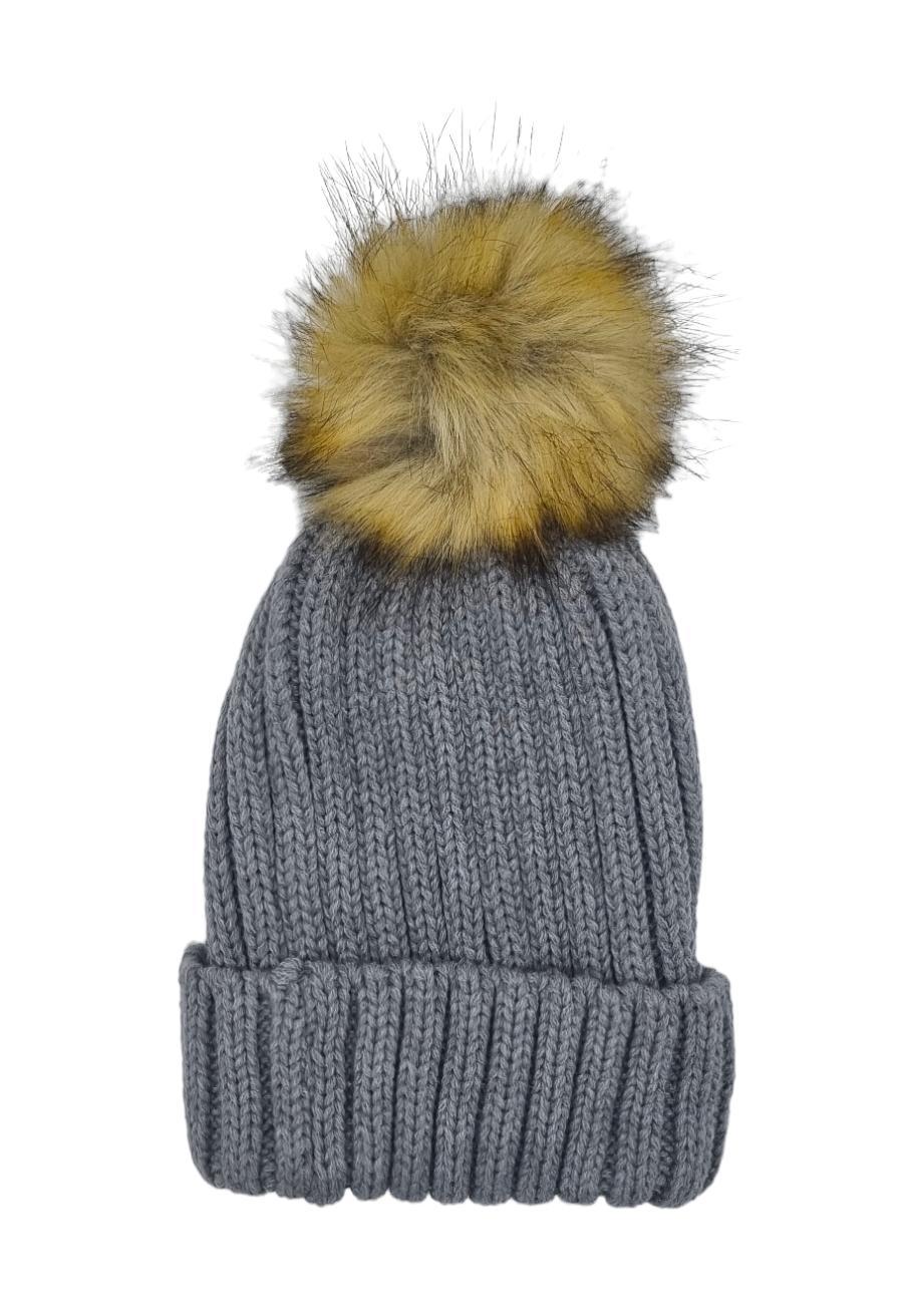 Harmaa hattu karvapallolla