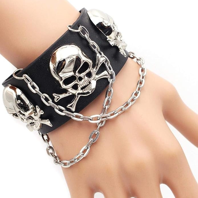 Läderarmband med dödskallar och kedjor