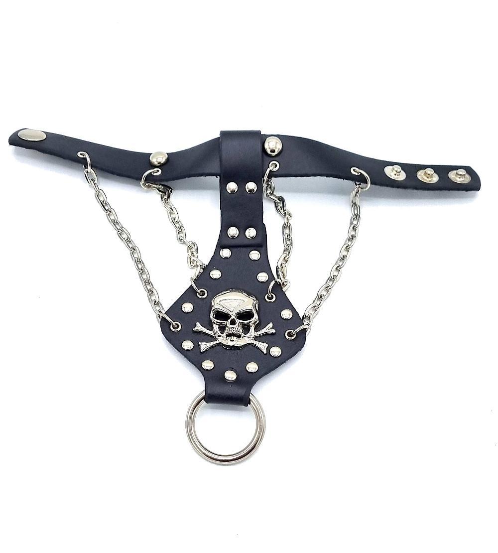 Nahkainen rannekoru, jossa pääkallo, ketjut ja pyöreät nastat
