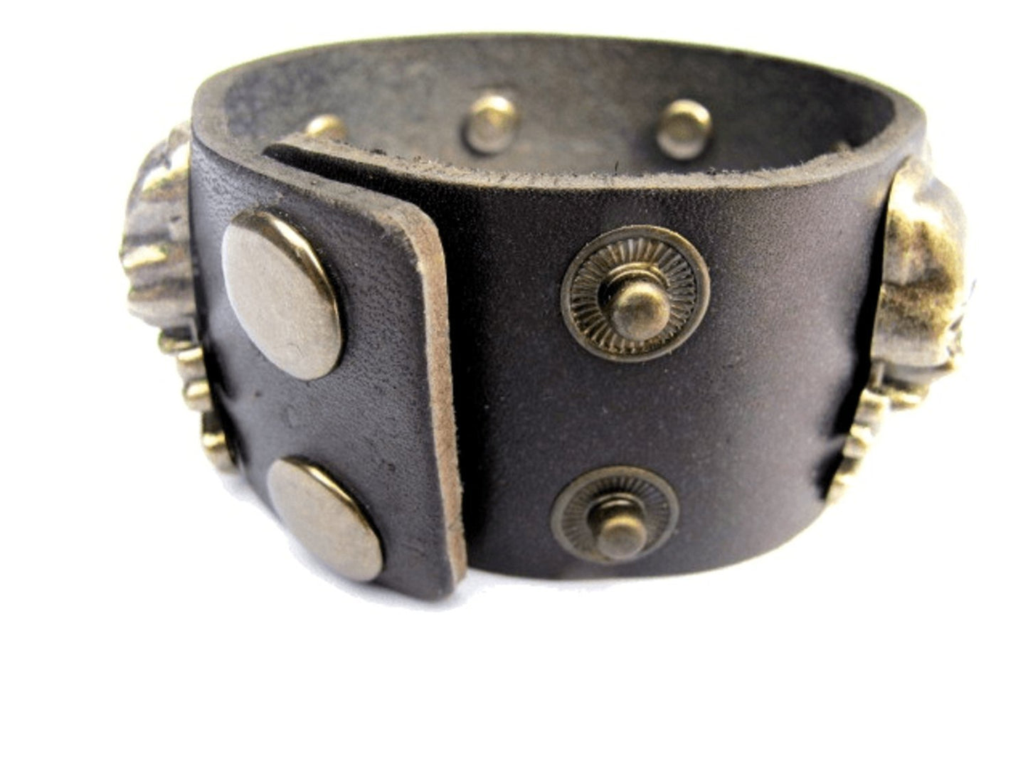 Leather bracelet with skulls