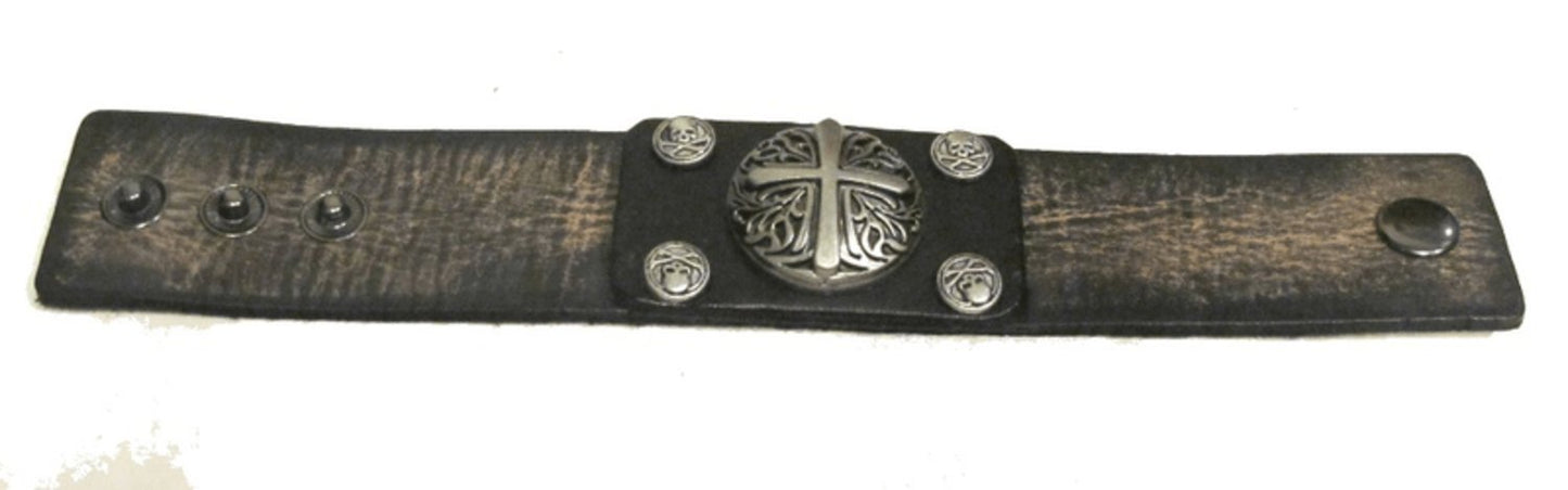 Nahkainen rannekoru ristillä ja pääkalloilla