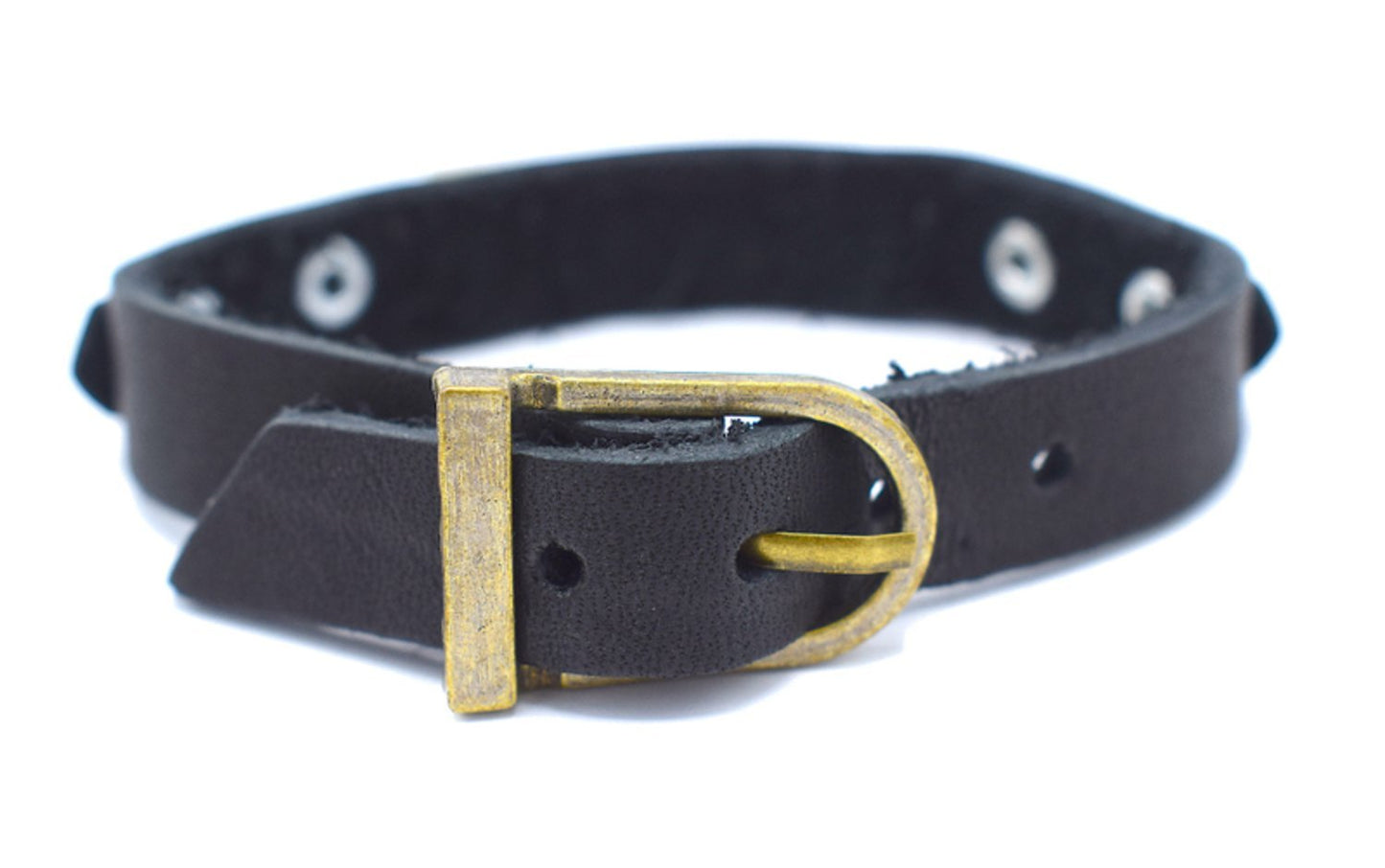 Nahkainen rannekoru kuviolla