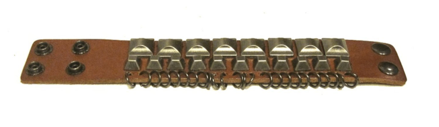 Nahkainen rannerengas nappeilla