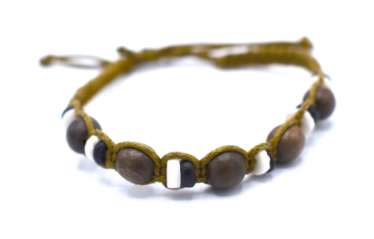 Pärlarmband med bruna, svarta och vita pärlor – produktbild – Hiprock