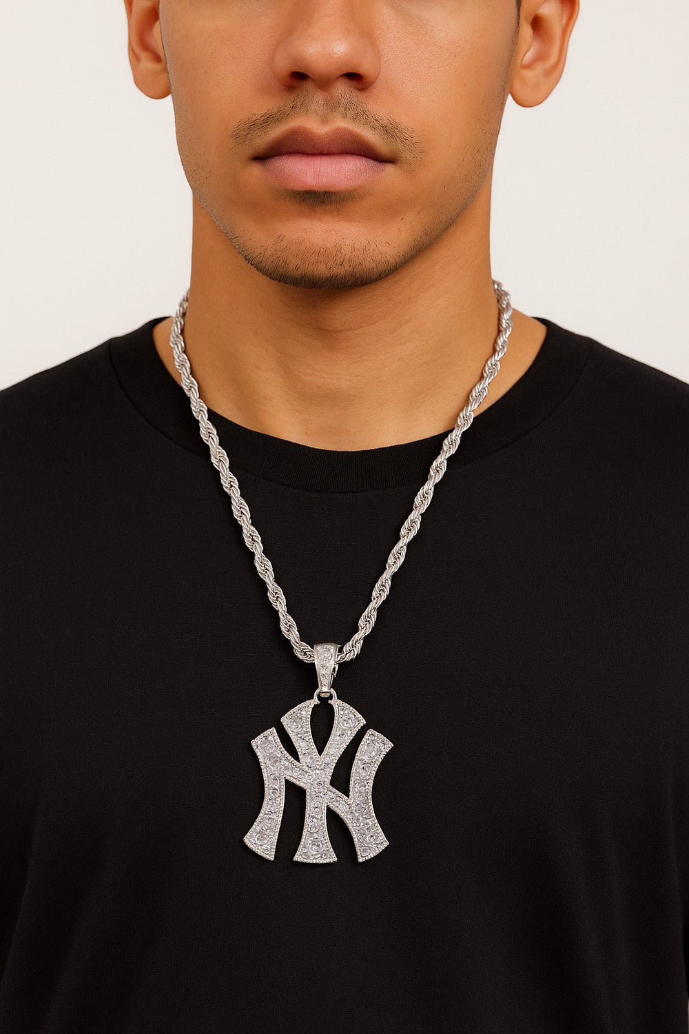 Silverfärgat halsband med stort NY-hänge