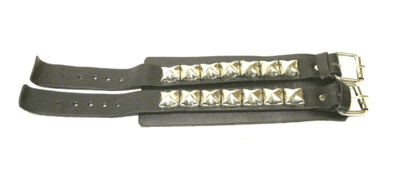 Musta nahkainen rannekoru pyramidinapilla