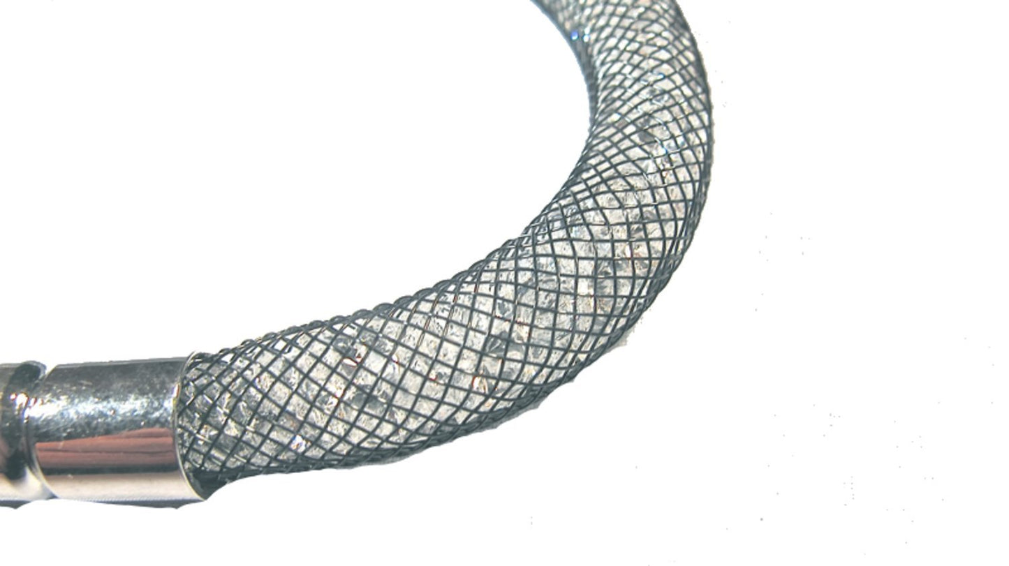 Musta rannekoru täynnä valkoisia kristalleja