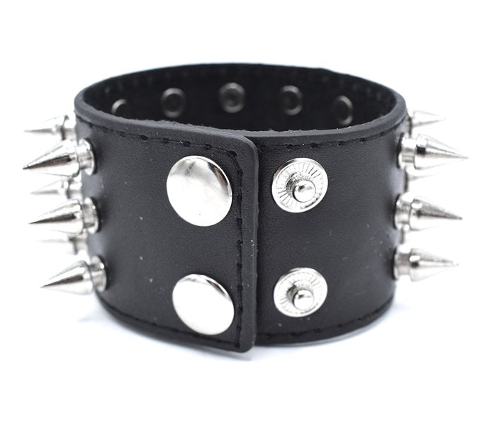 Svart armband med spetsiga nitar