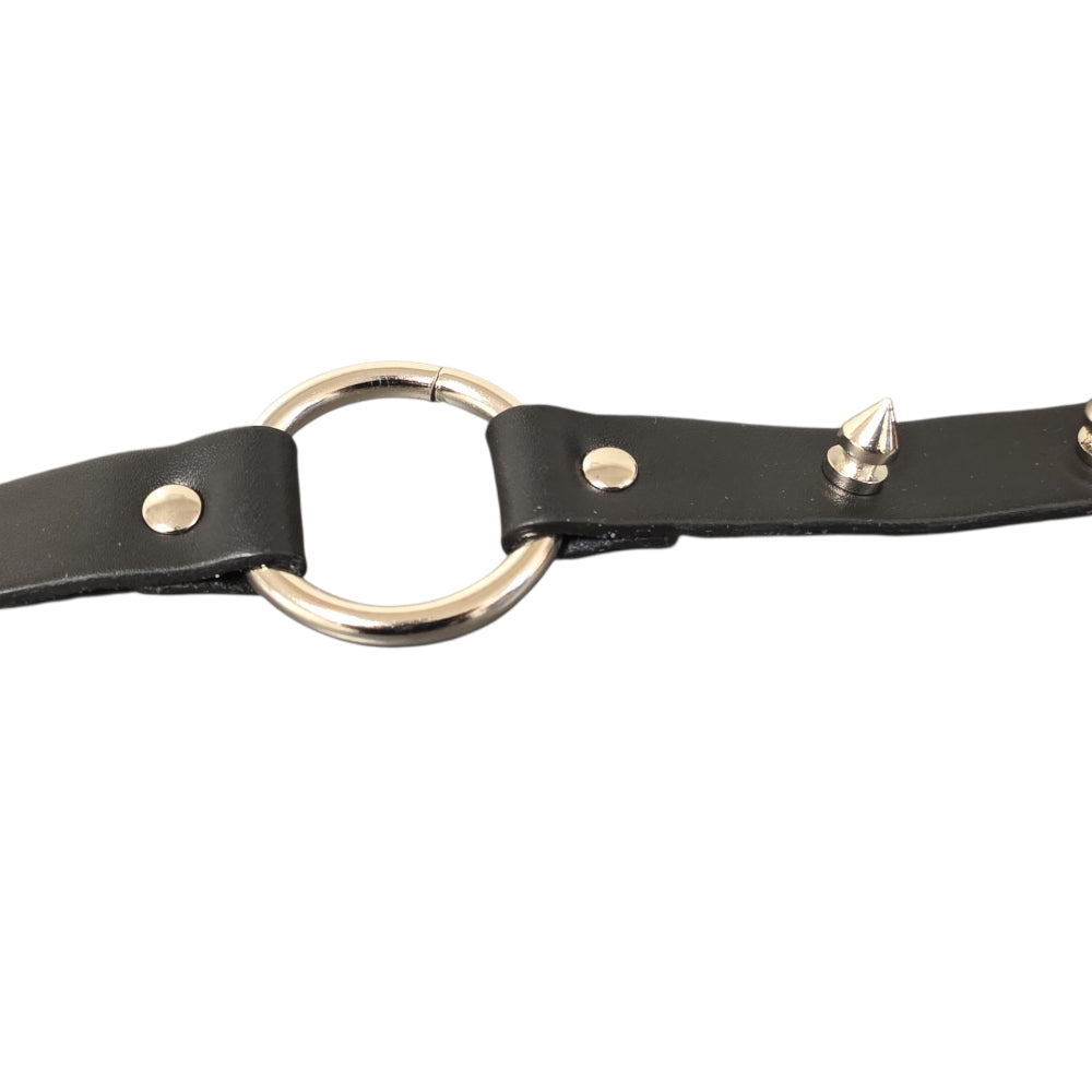 Svart choker med metallring och nitar