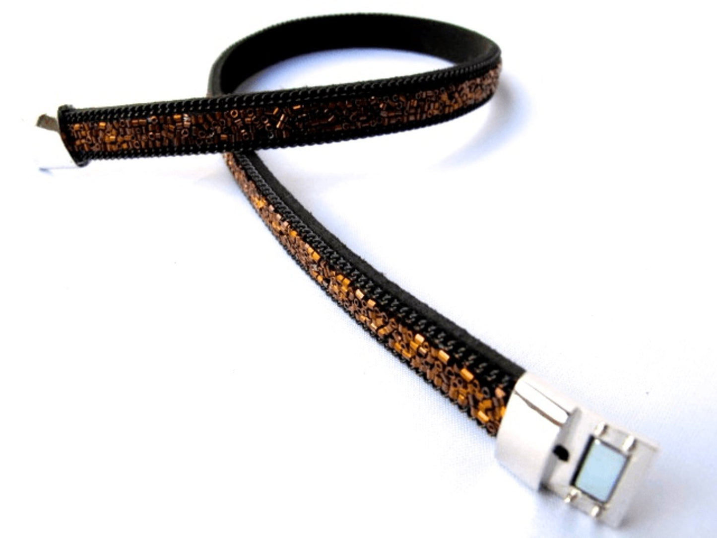 Svart dubbel armband med bronsfärgade paljetter