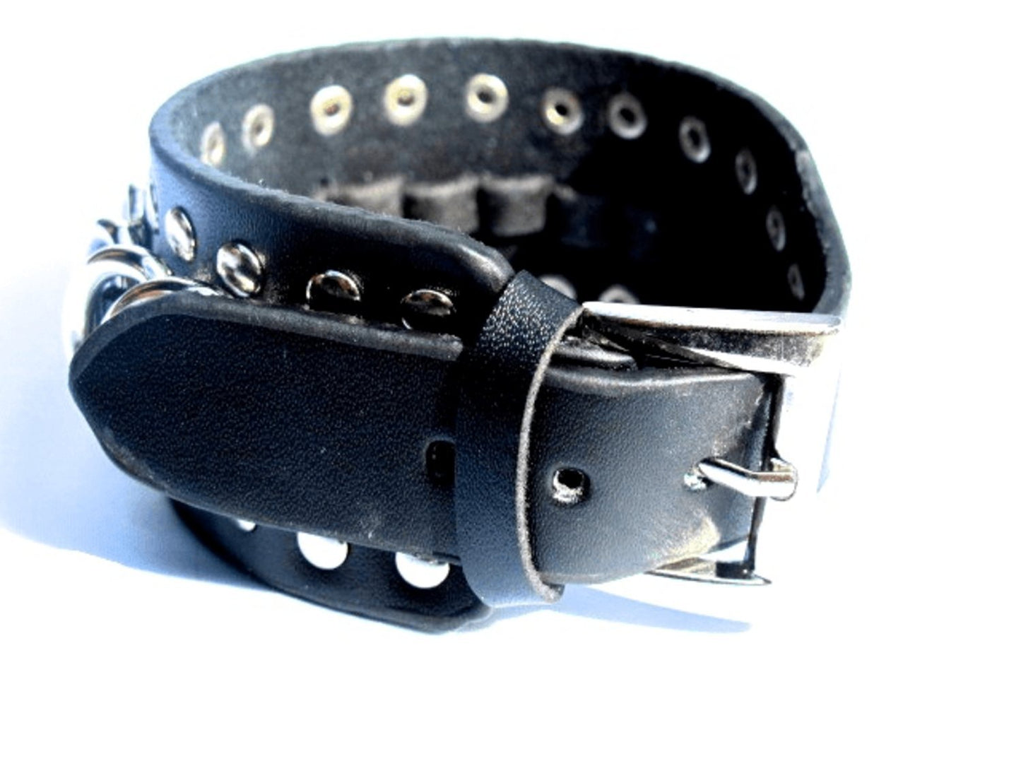 Svart läderarmband med nitar – produktbild – Hiprock