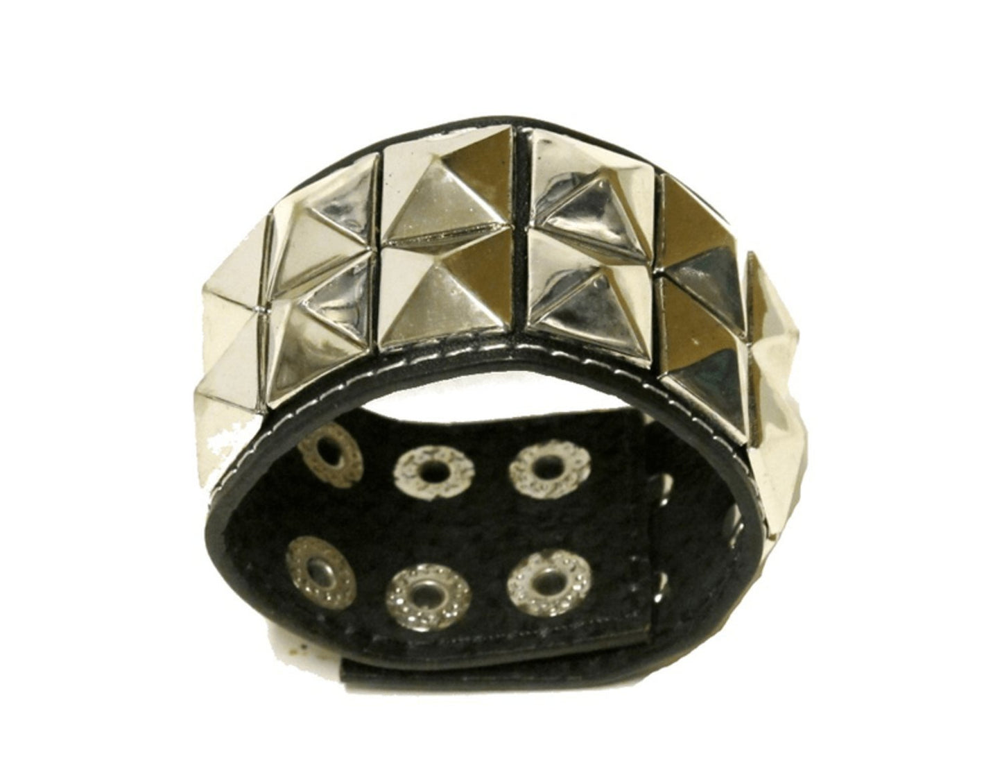 Svart läderarmband med pyramidnitar – produktbild – Hiprock