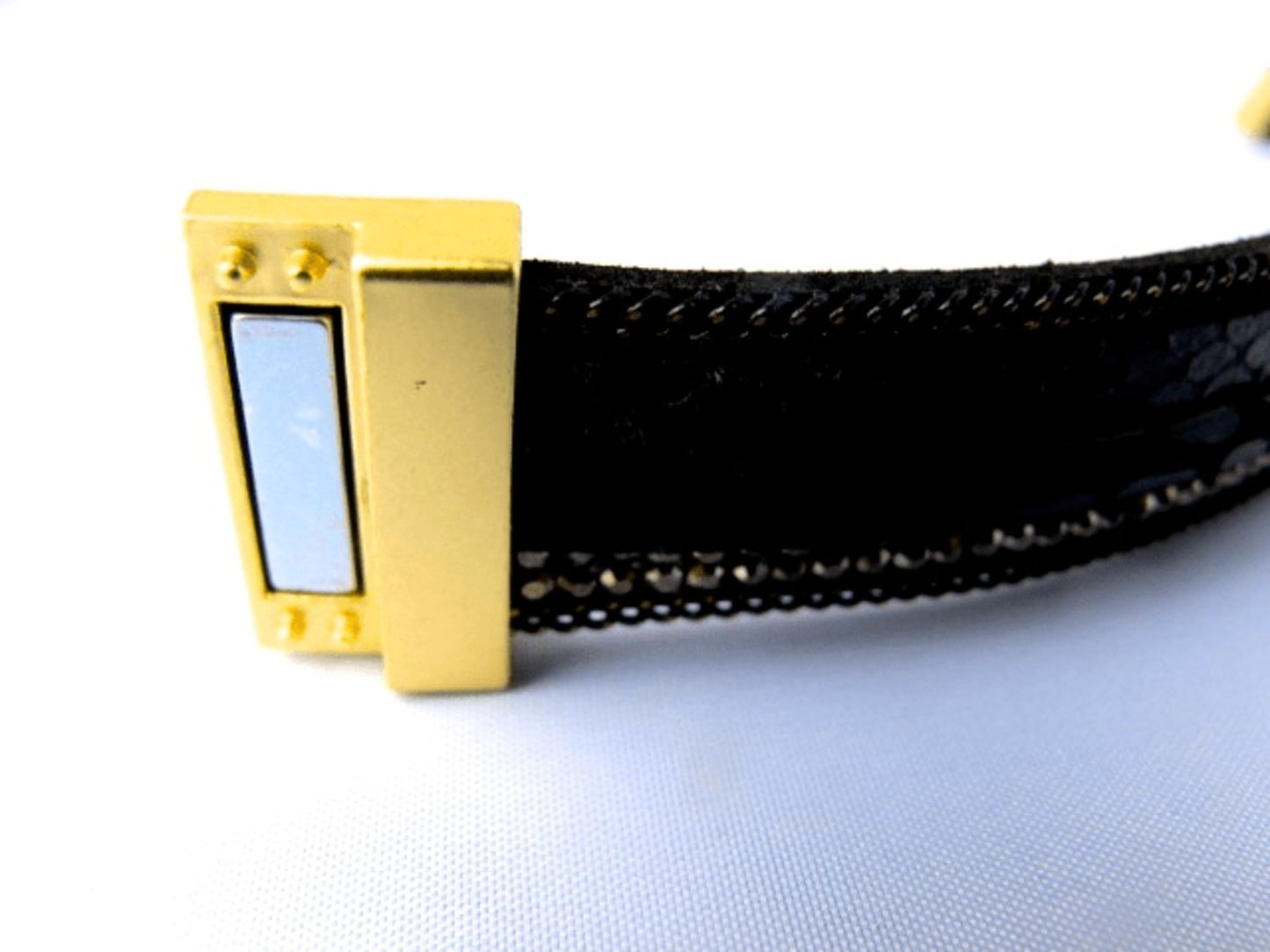 Musta nahkaranneke valkoisilla kristalleilla ja ketjuilla