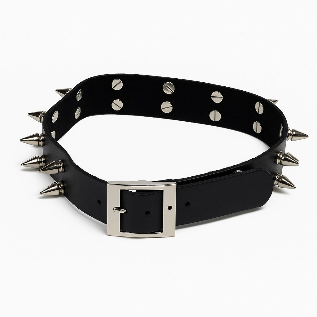 Svart nithalsband med spikar och spänne