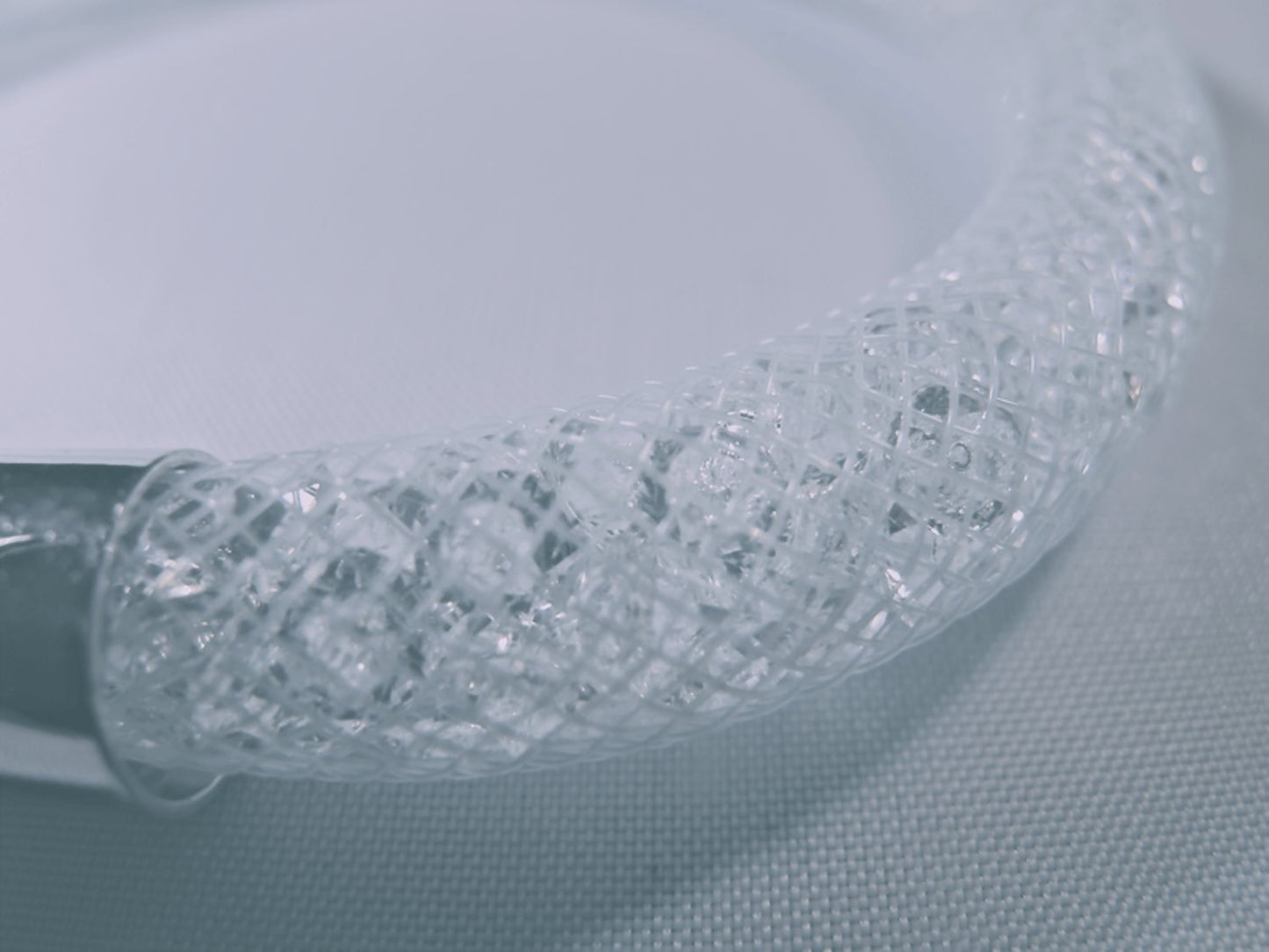 Vit armband fylld med vita kristaller