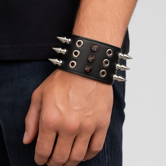 Bred nitarmband i svart läder med tre rader koniska spikes