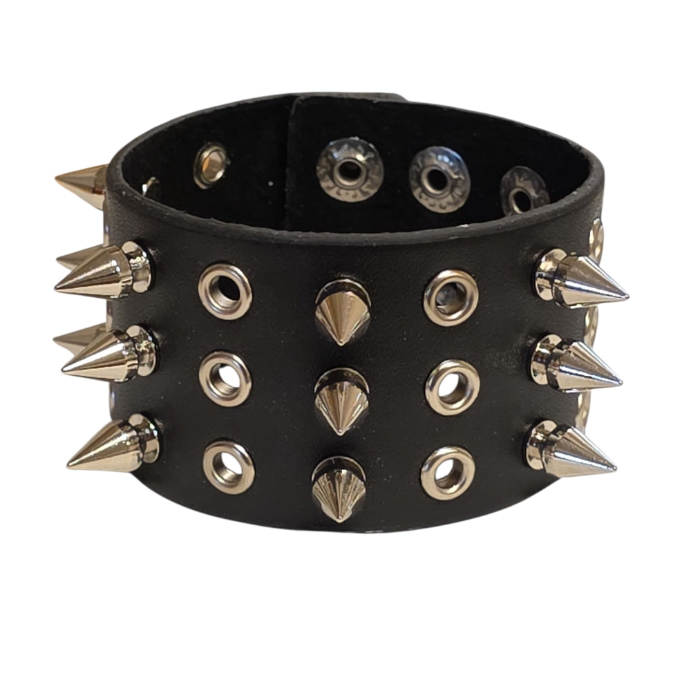 Bred nitarmband i svart läder med tre rader koniska spikes
