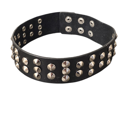 Bred svart nitchoker med dubbla rader nitar