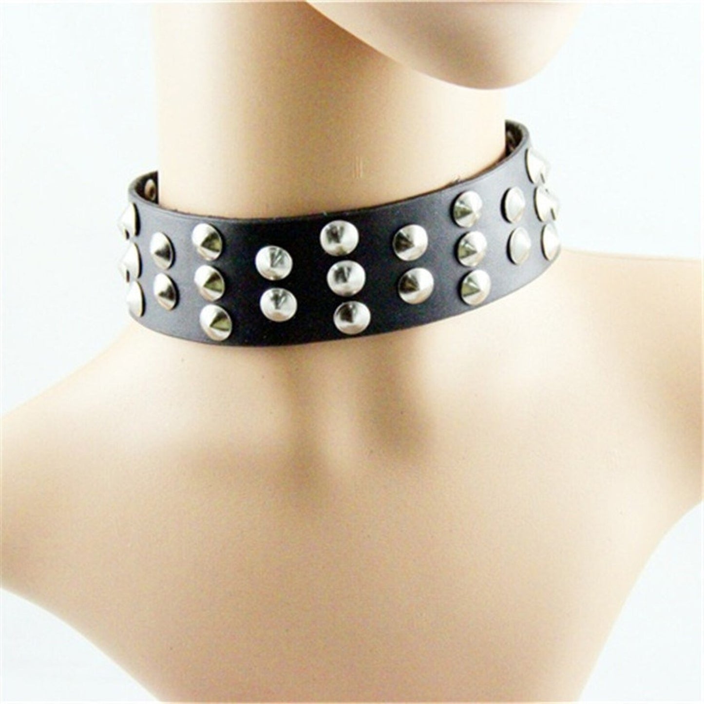 Bred svart nitchoker med dubbla rader nitar