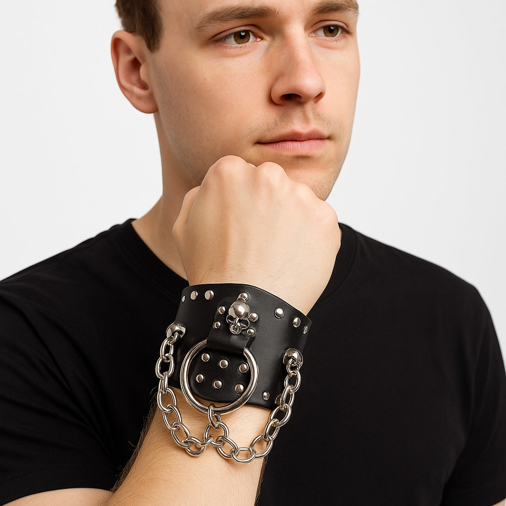 Brett svart läderarmband med kedjor, dödskallar och ring – Justerbart