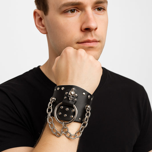 Brett svart läderarmband med kedjor, dödskallar och ring – Justerbart