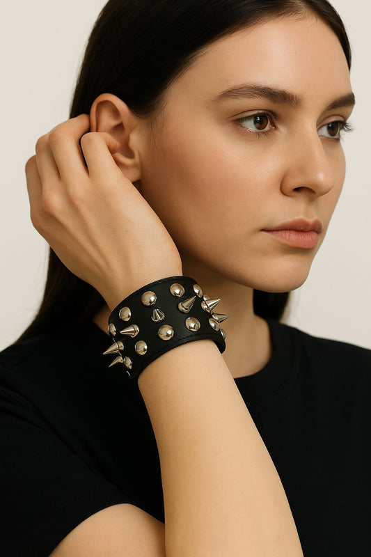 Brett svart läderarmband med nitar och spikes