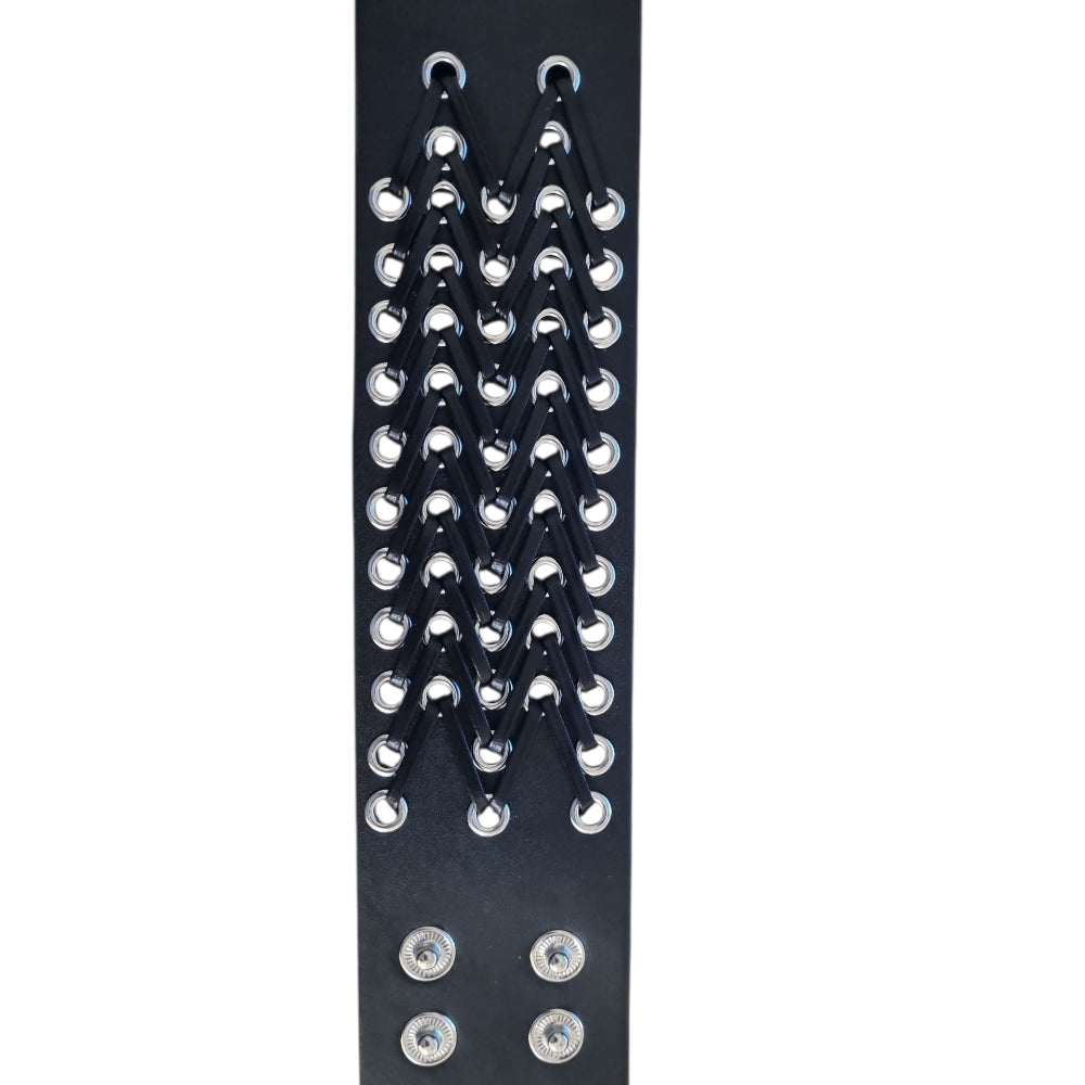 Brett svart läderarmband med snörning och metalldetaljer