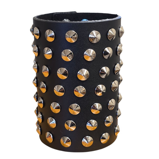 Brett svart läderarmband med täta runda nitar – Justerbart