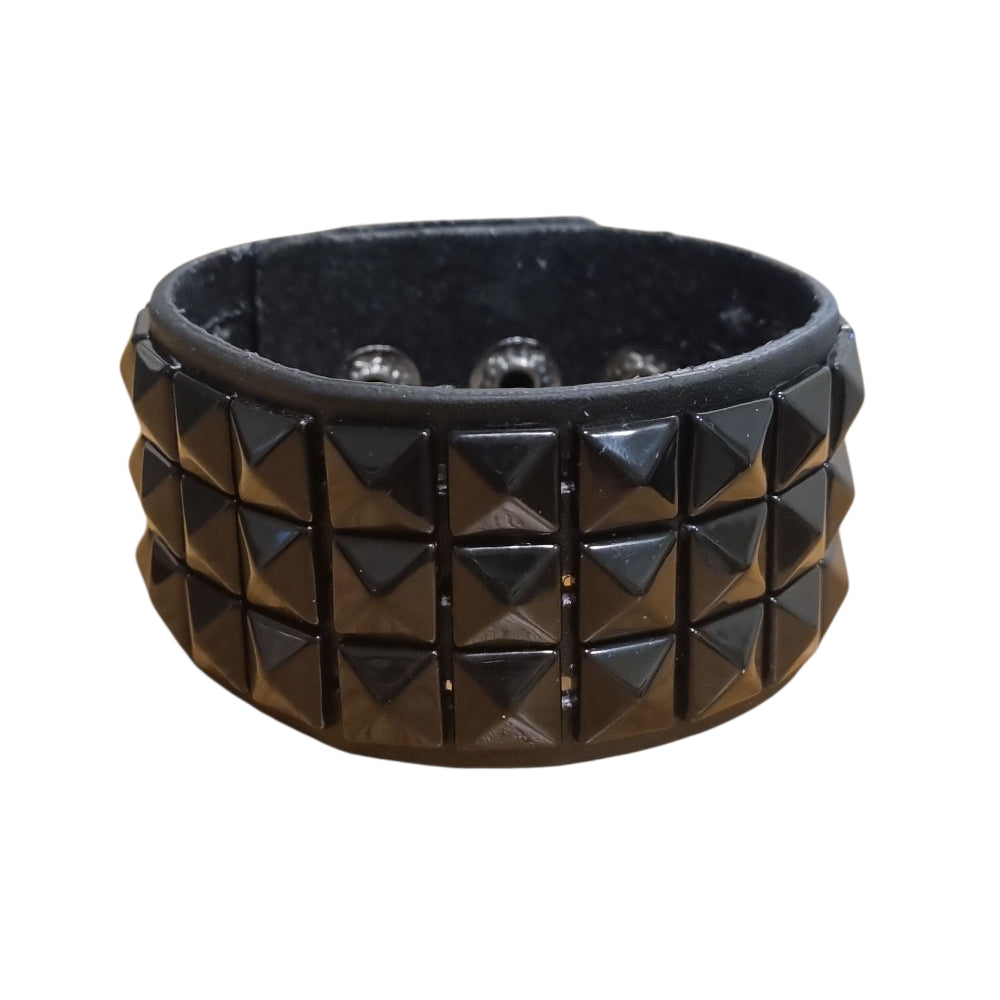 Brett svart nitarmband med pyramidnitar – Justerbar storlek