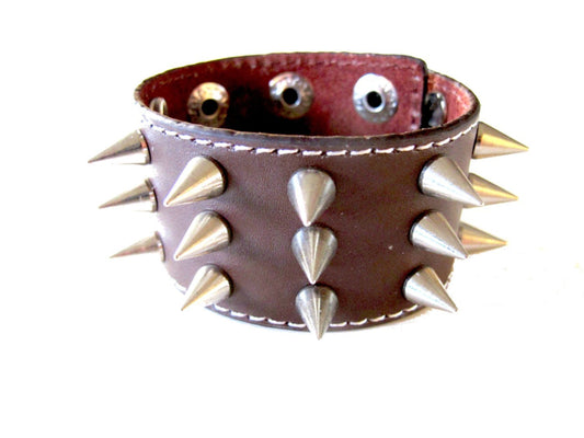 Brun läderarmband med nitar –  produktbild – Hiprock