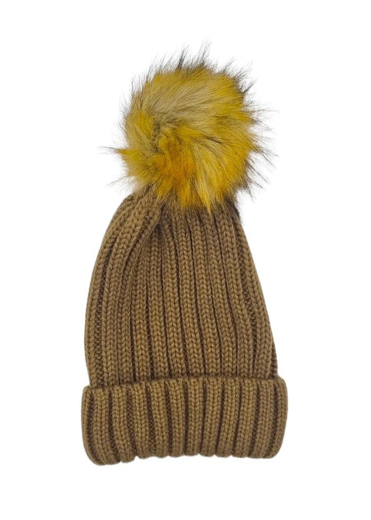 Ruskea hattu pallolla