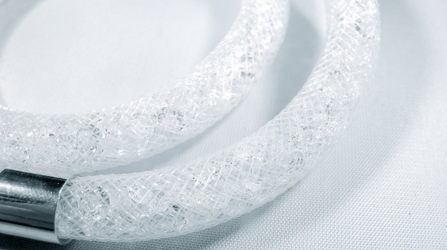 Kaksoisvalkoinen rannekoru täynnä valkoisia kristalleja