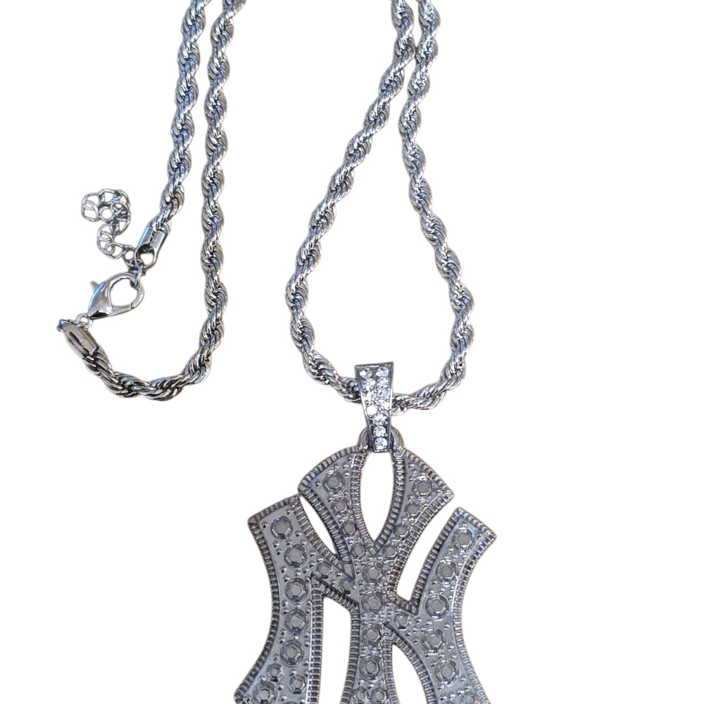 Silverfärgat halsband med stort NY-hänge