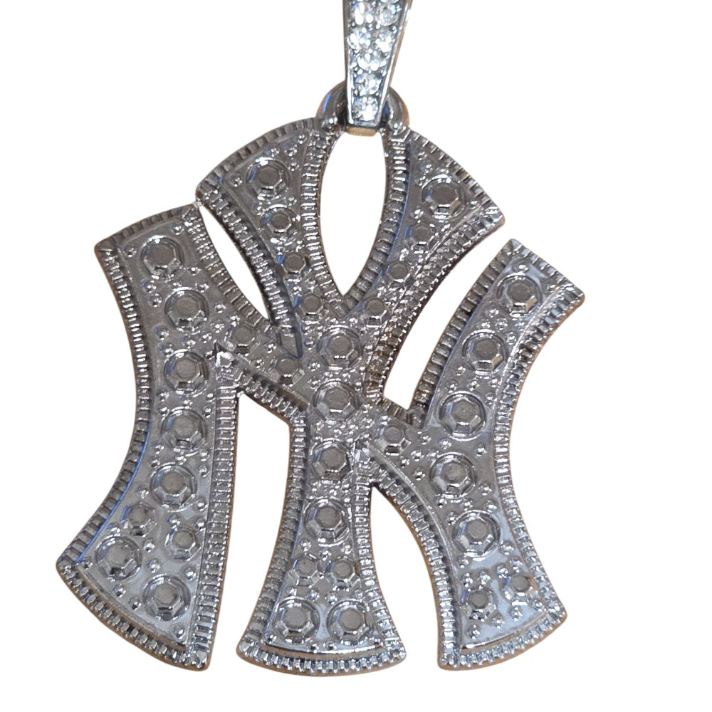 Silverfärgat halsband med stort NY-hänge