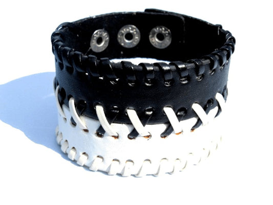 Läderarmband black & white flätat –  produktbild – Hiprock