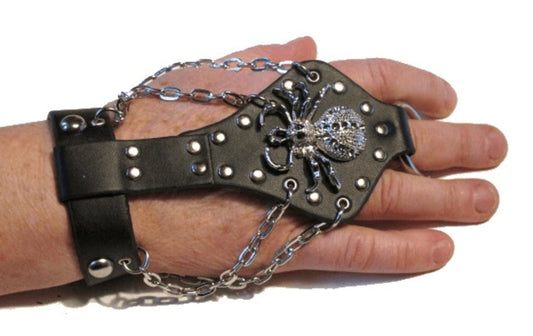 Nahkainen rannekoru hämähäkillä ja pyöreillä nastoilla