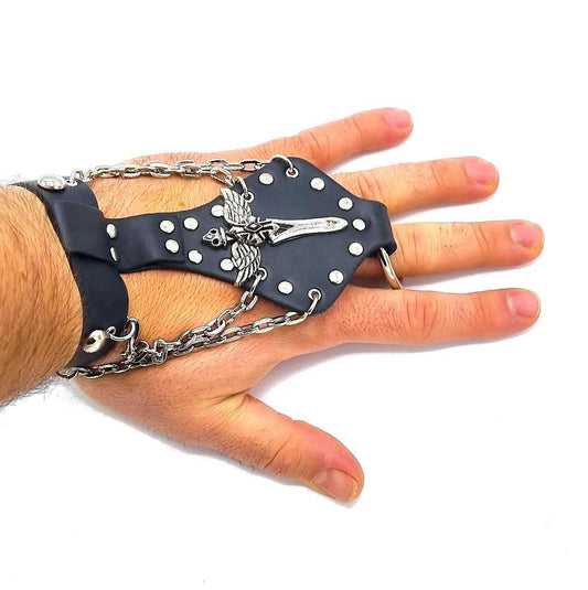 Nahkainen rannekoru miekalla, ketjuilla ja pyöreillä nastoilla