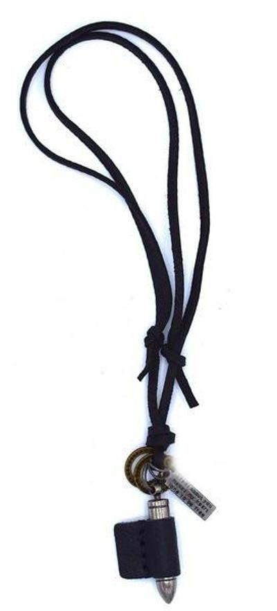 Nahkainen kaulakoru pallolla