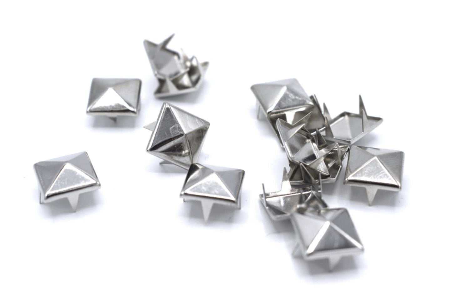 Lösa nitar Pyramid 100 st