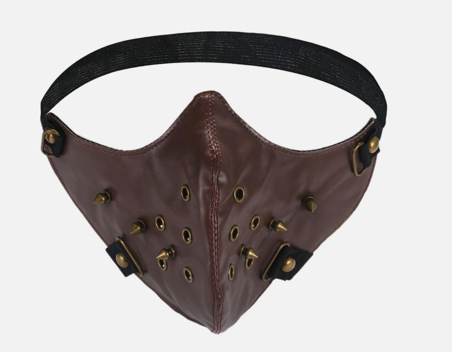 Mörkbrun ansiktsmask i konstläder med bronsnitar & öljetter