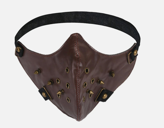 Mörkbrun ansiktsmask i konstläder med bronsnitar & öljetter