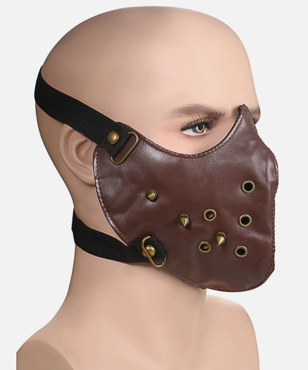 Mörkbrun ansiktsmask i konstläder med bronsnitar & öljetter