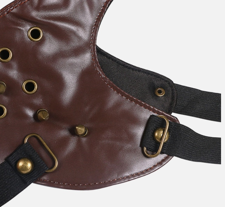 Mörkbrun ansiktsmask i konstläder med bronsnitar & öljetter