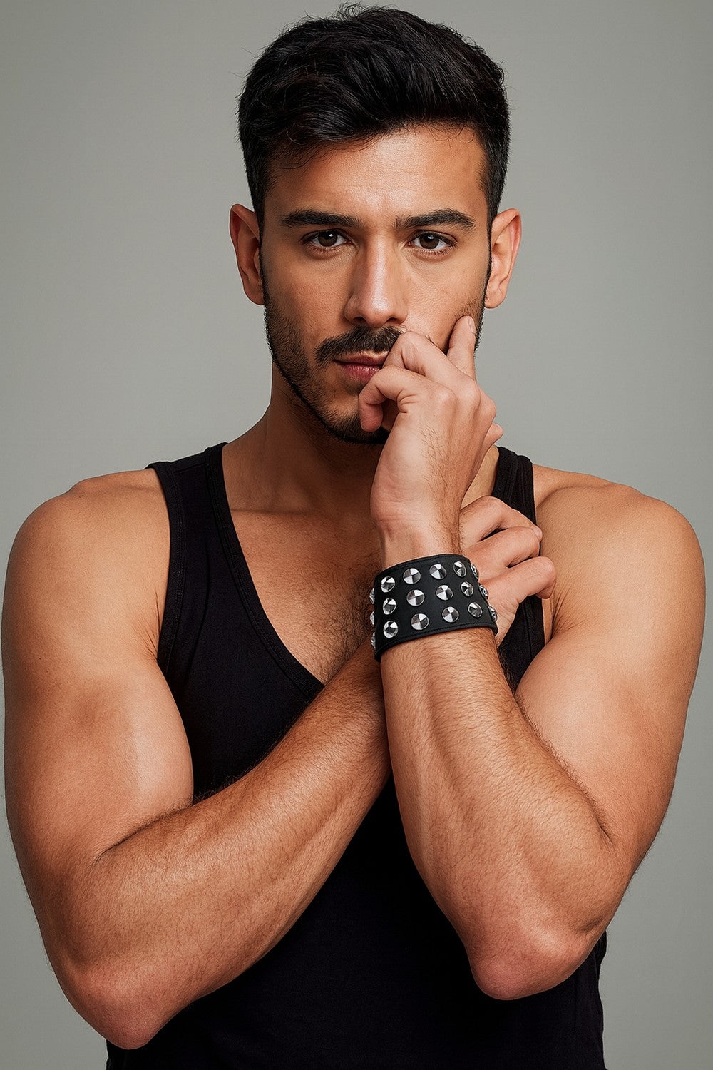 Nitarmband med 3 rader pyramidnitar – justerbart & rockigt