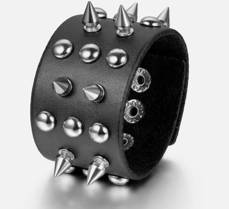 Svart läderarmband med spikes och runda nitar –  produktbild – Hiprock
