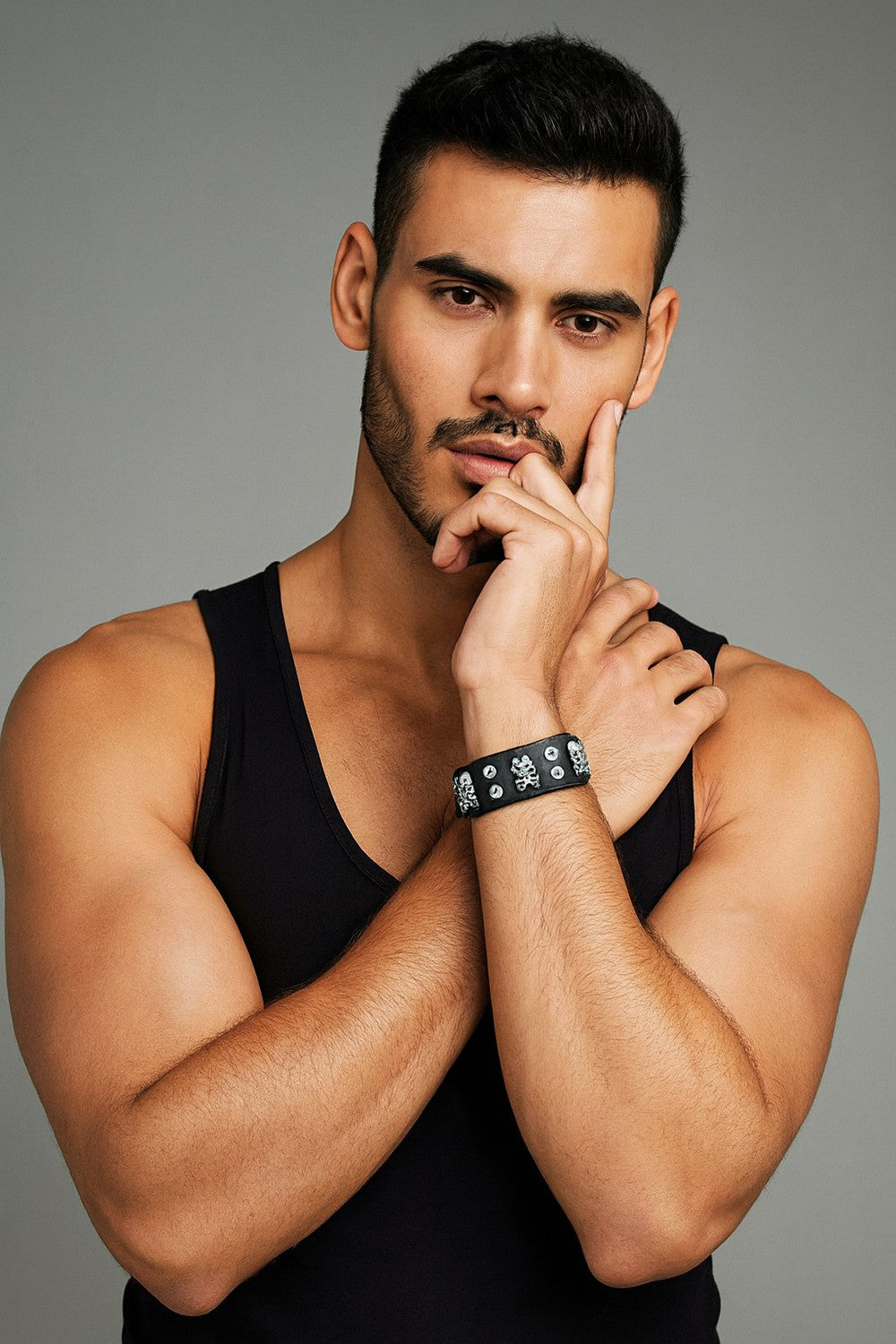 Niittirannekoru hopeanvärisillä pyöreillä niiteillä ja pääkalloilla